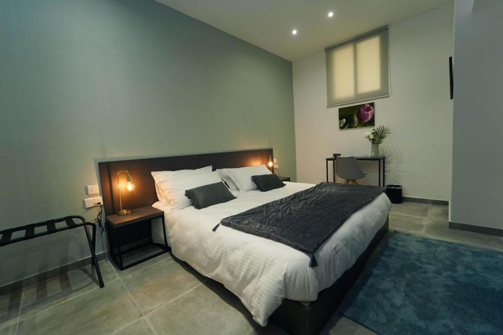 Private Rooms With Bathroom In Valletta Exterior photo